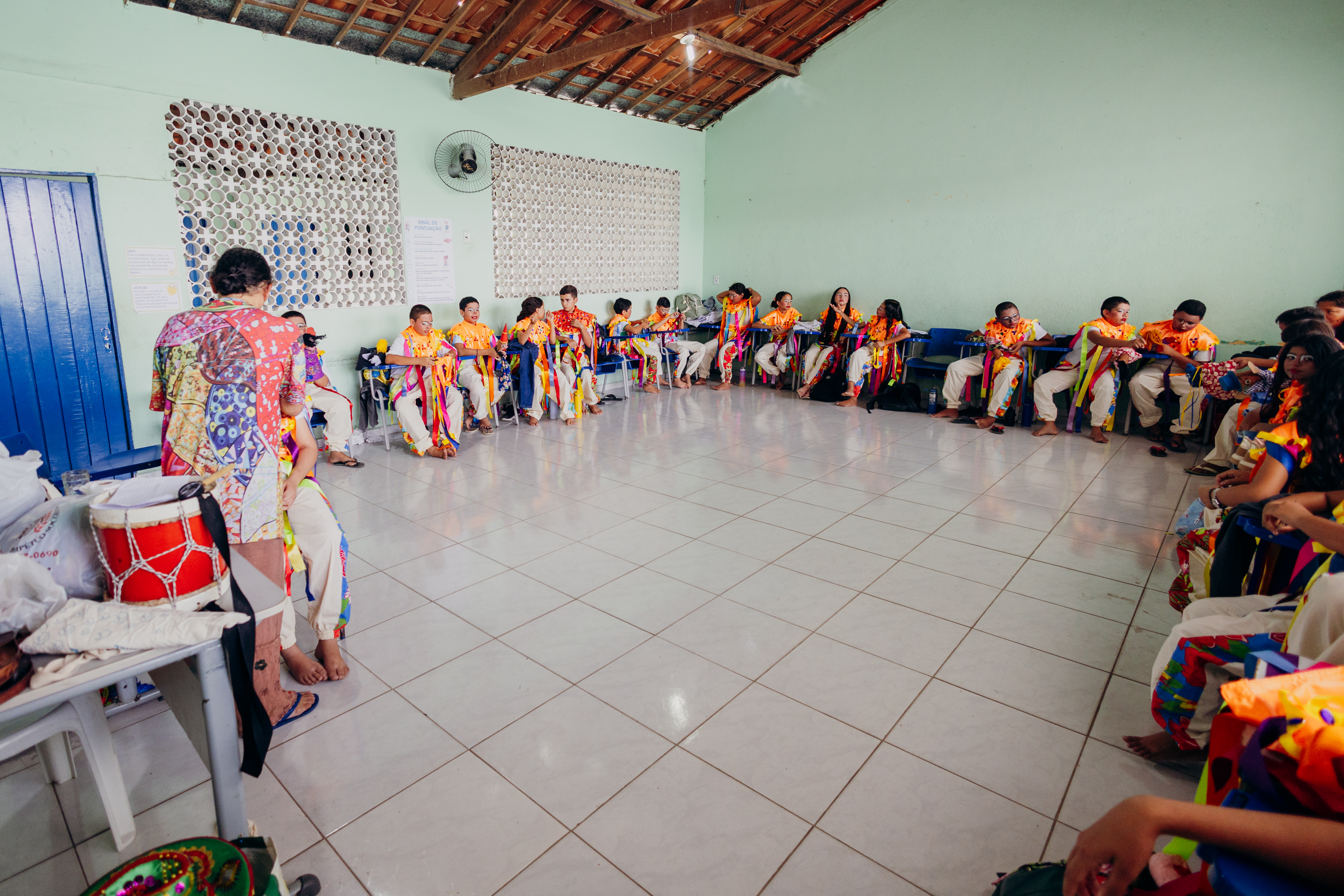 Crianças sentadas em roda