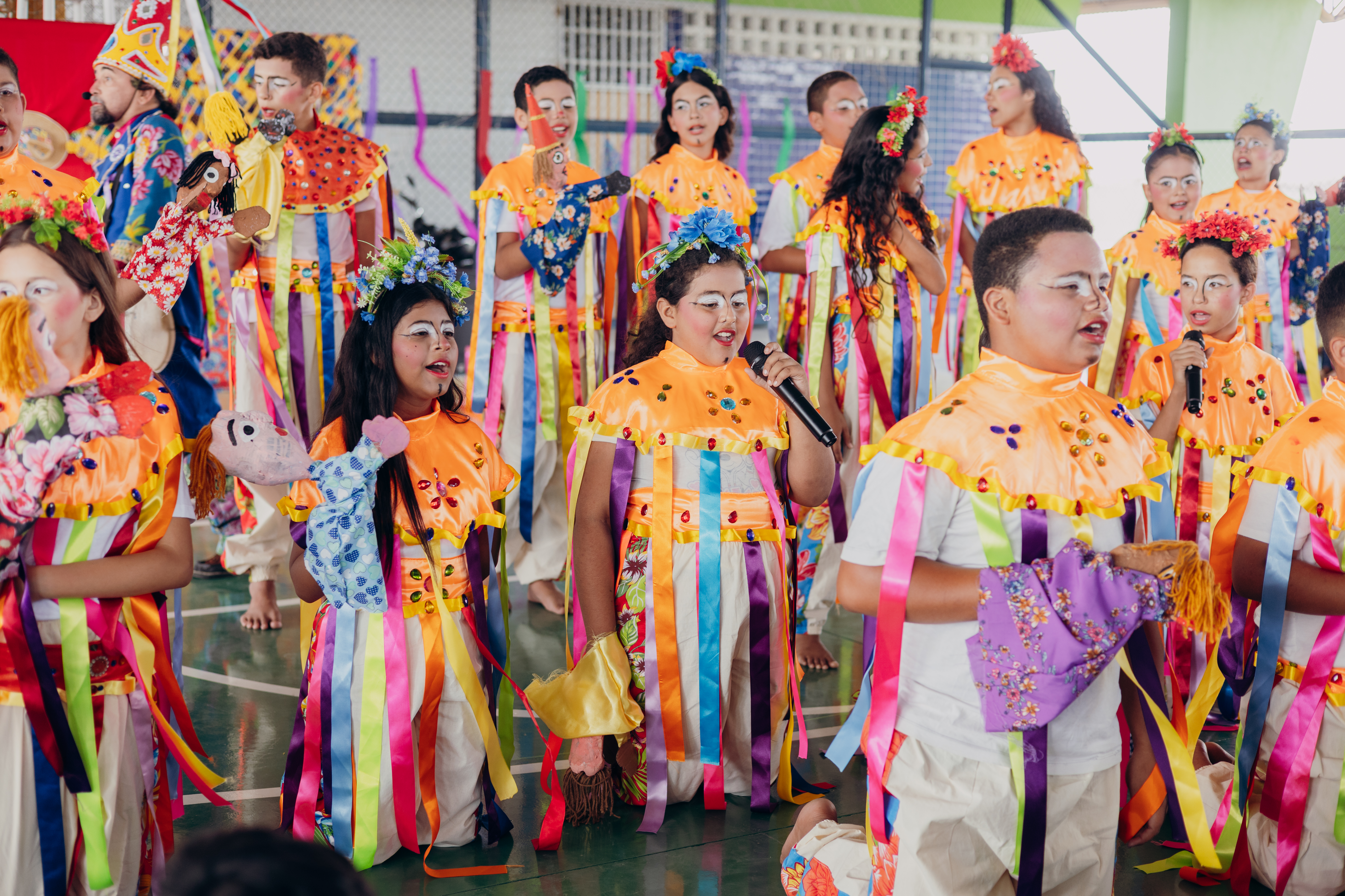 Crianças fantasiadas cantando