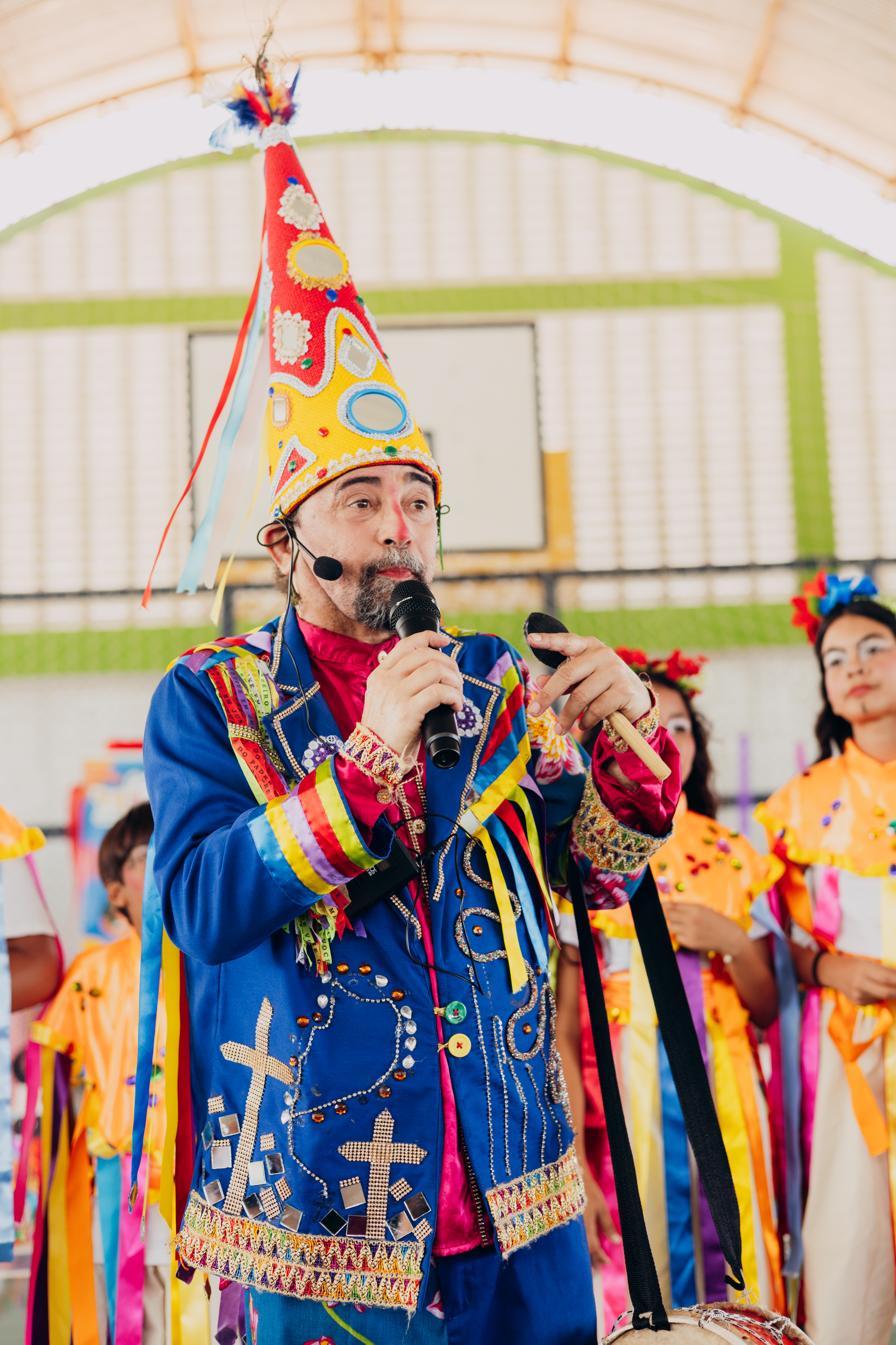Artista com chapéu colorido falando