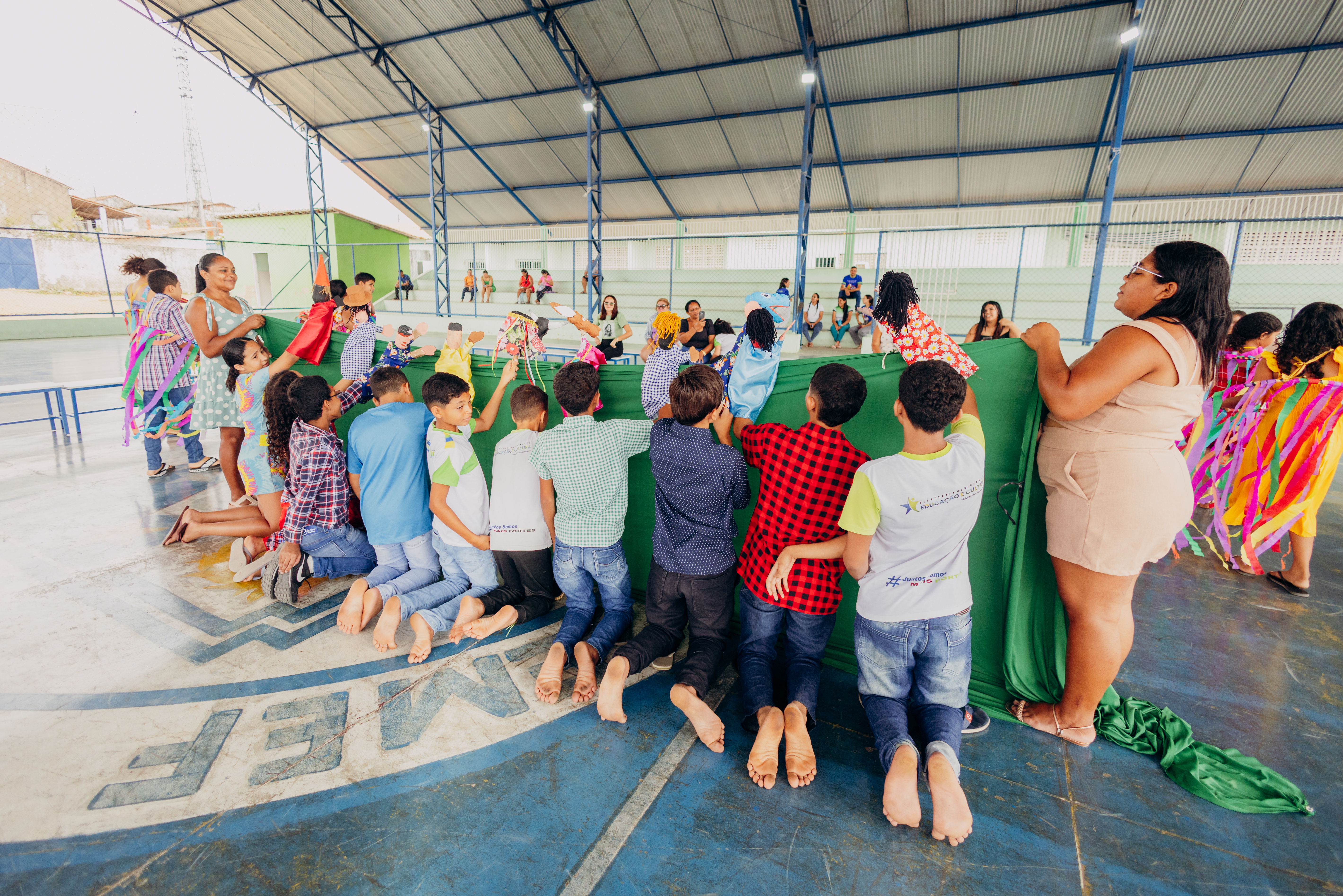 Crianças apresentando teatro de bonecos