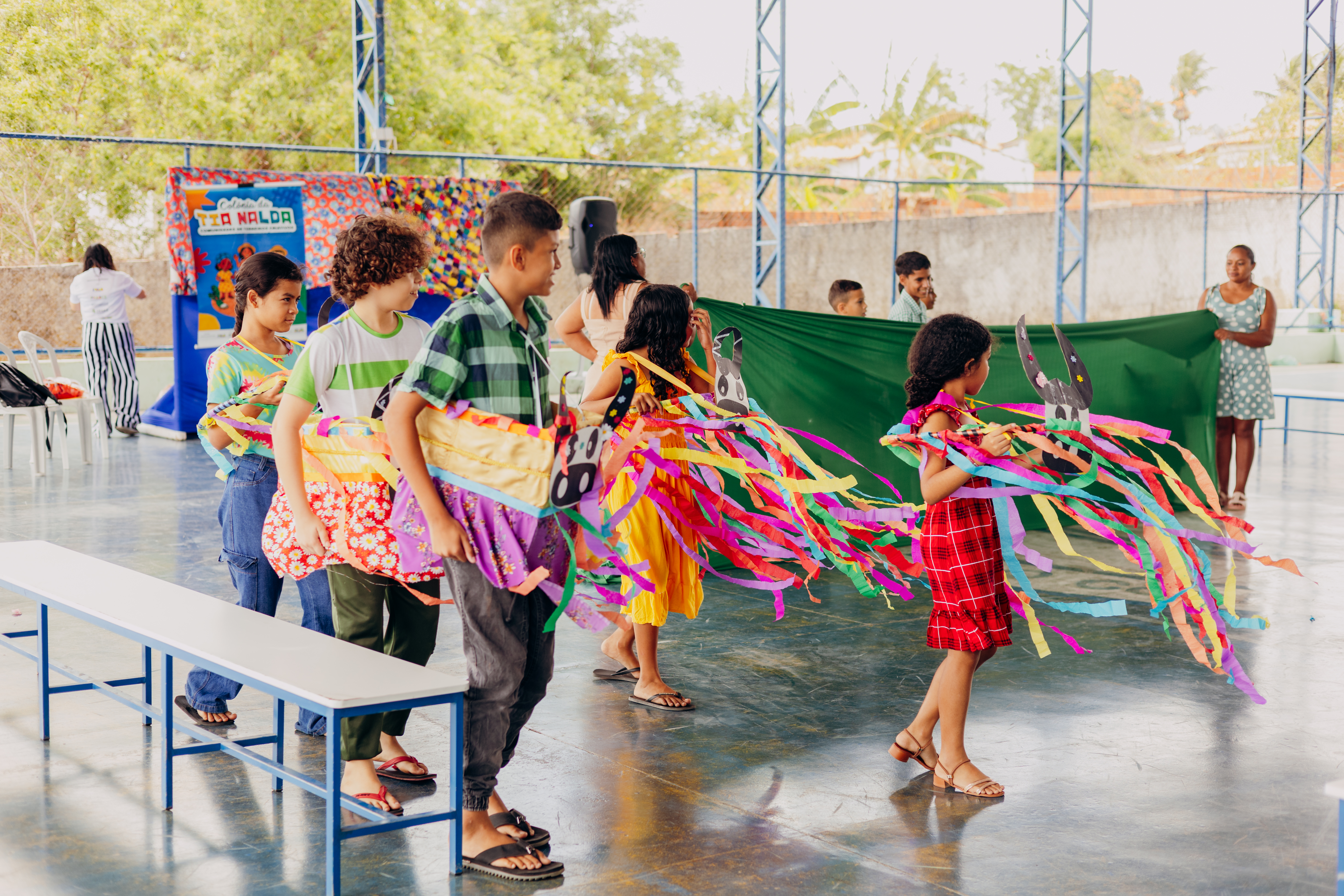 Crianças brincando com fitas