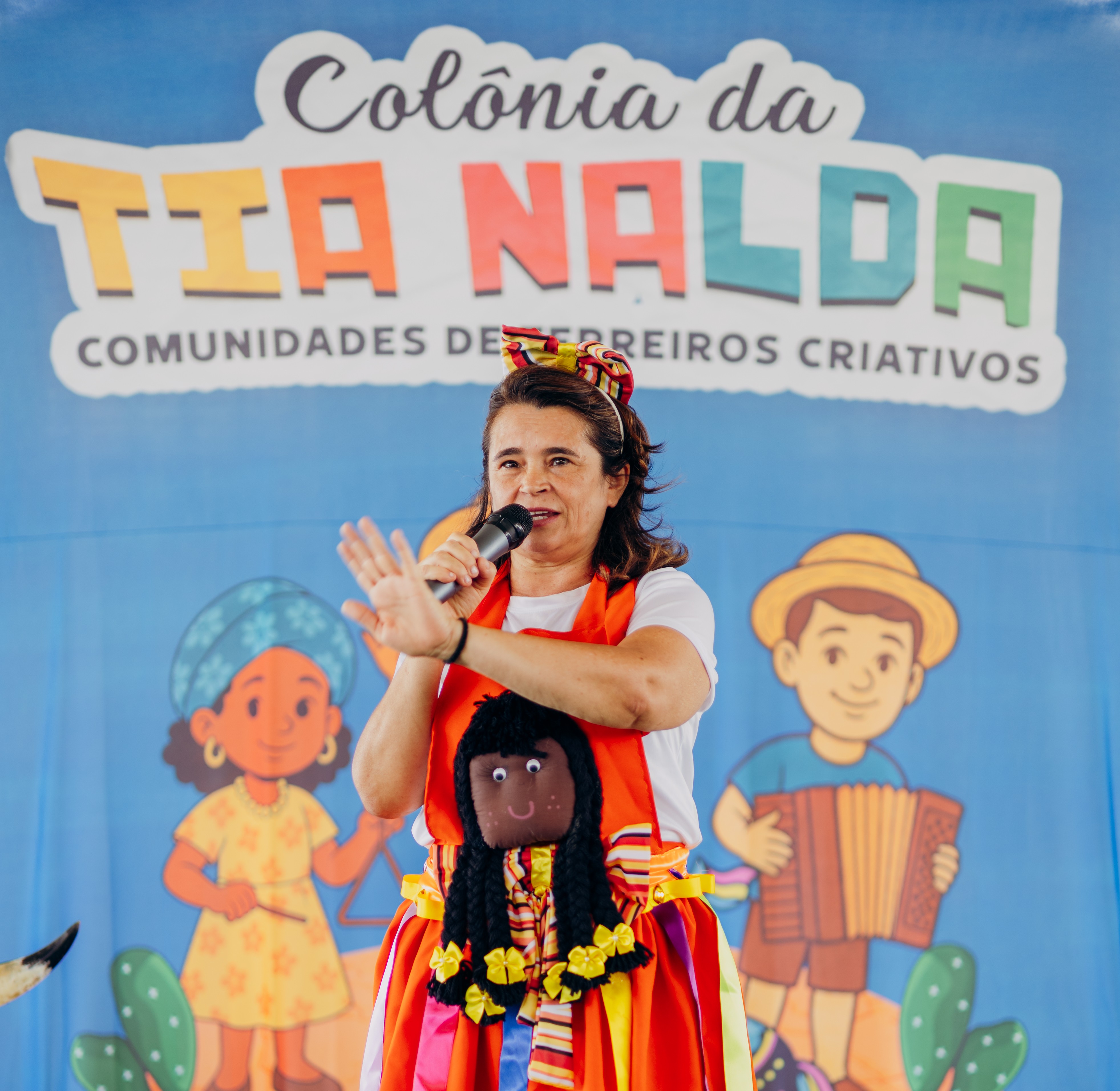 Tia Nalda falando ao microfone