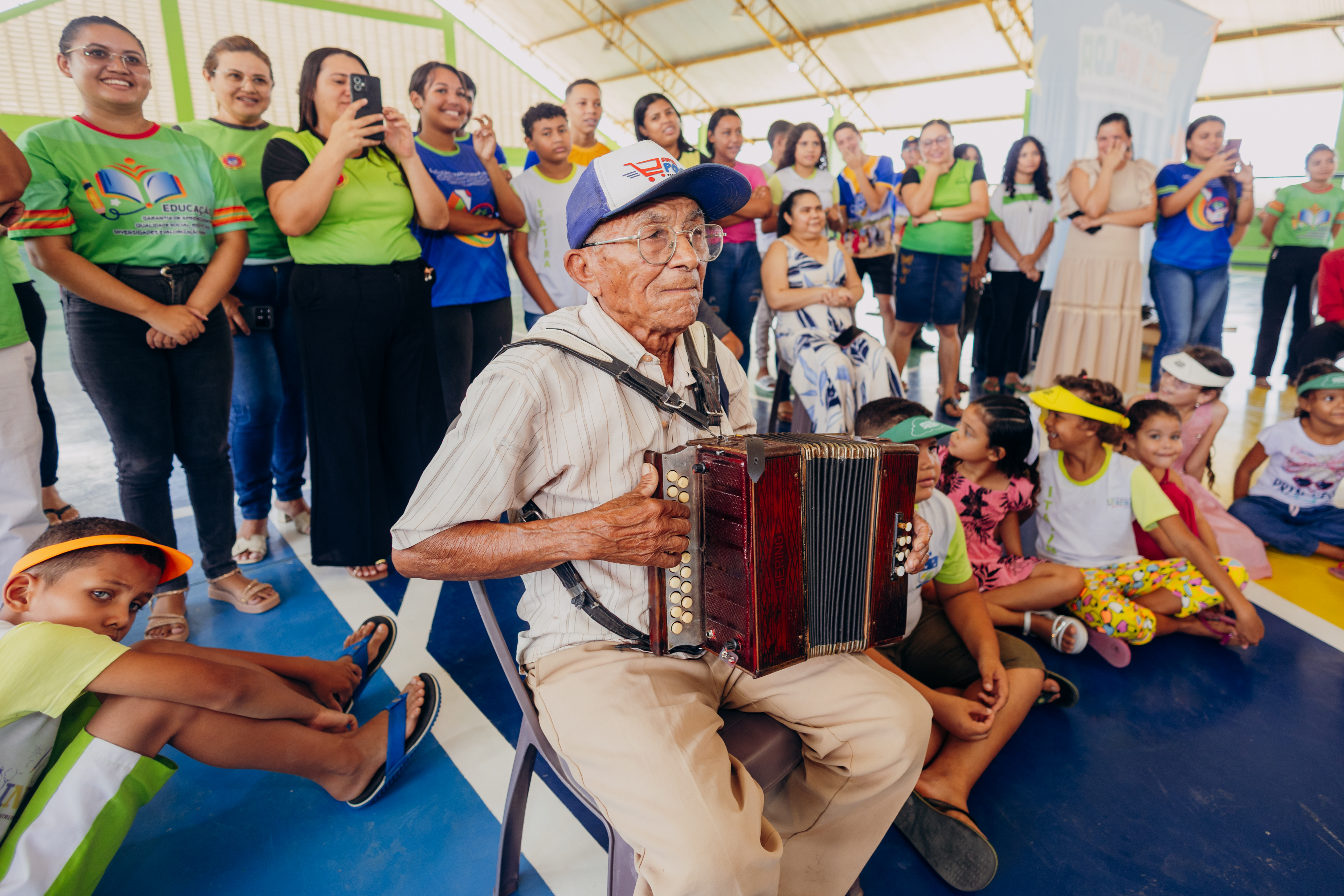 Sanfoneiro tocando para as crianças