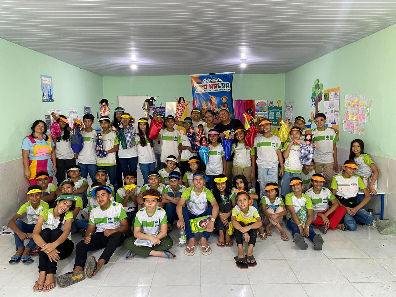 Turma reunida com bonecos