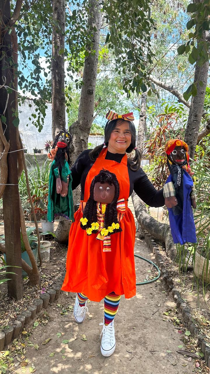 Reginalda com bonecos